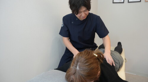 腰痛も肩こりに影響するため、検査をする