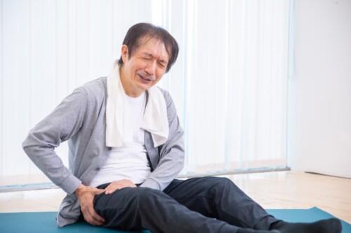 股関節が痛む男性